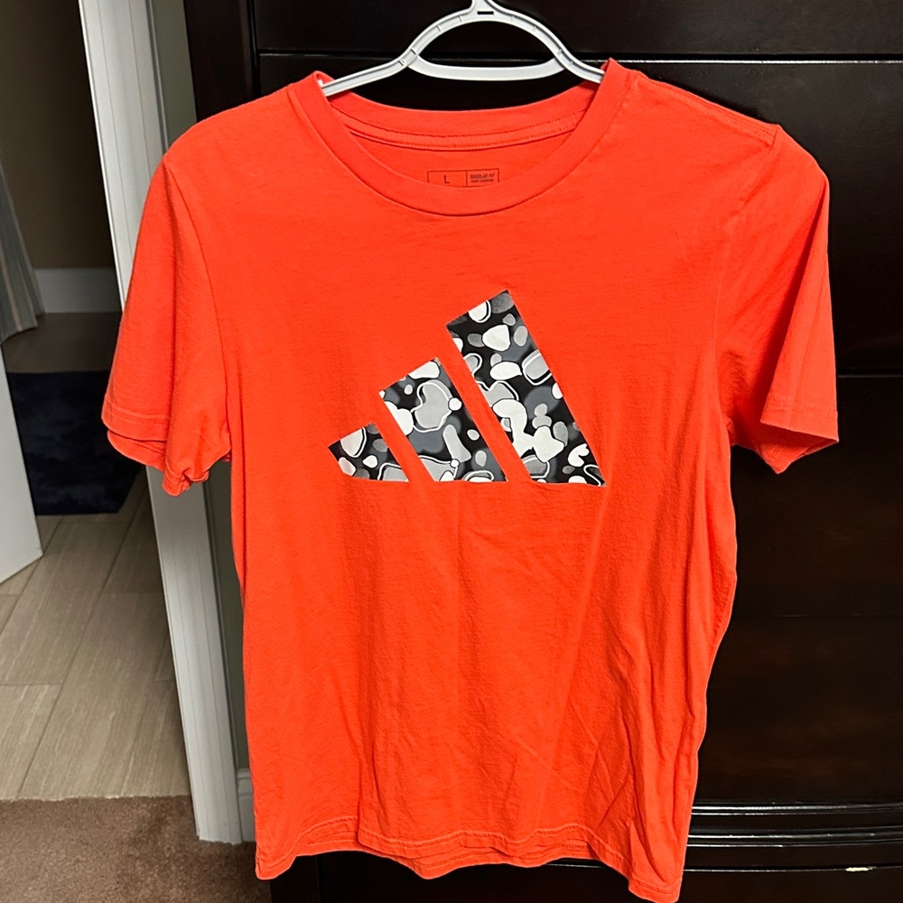 Youth boys Adidas graphic tee. Size L.